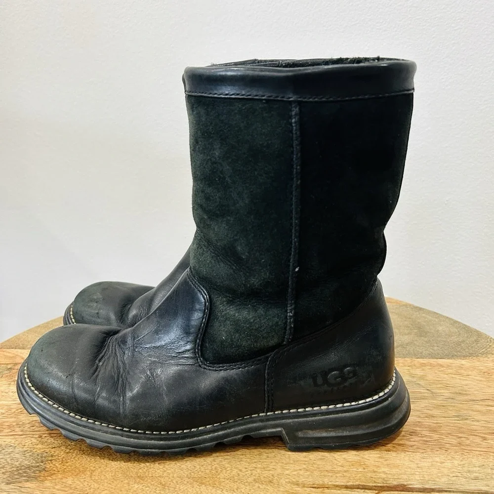 UGG Australia Men's Size 8 Black Leather Suede Shearling Lined Boots Rugged Sole
